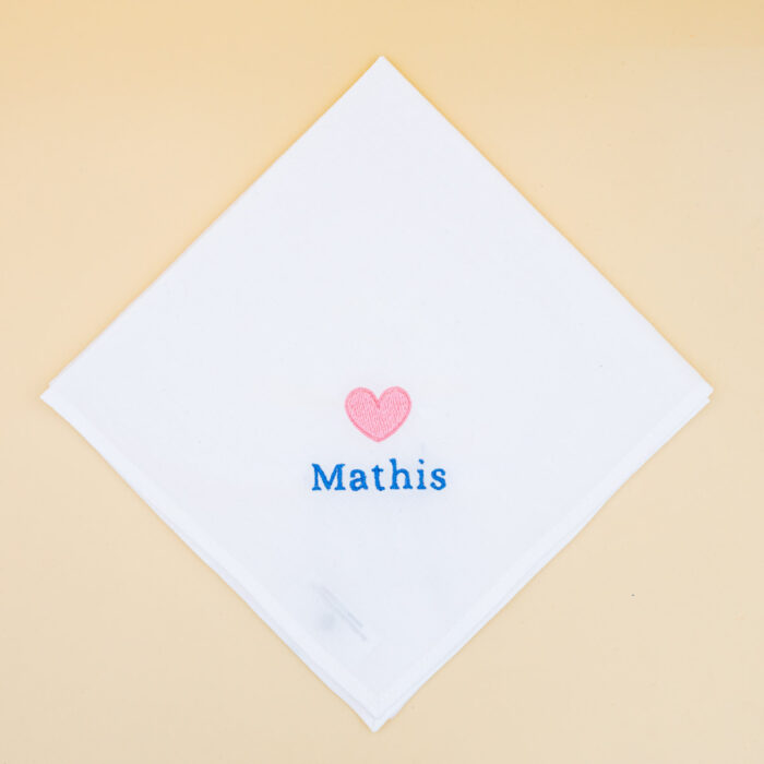 Mouchoir en tissu brodé coeur