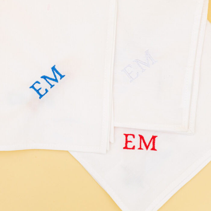 Mouchoirs en tissu brodés avec des initiales